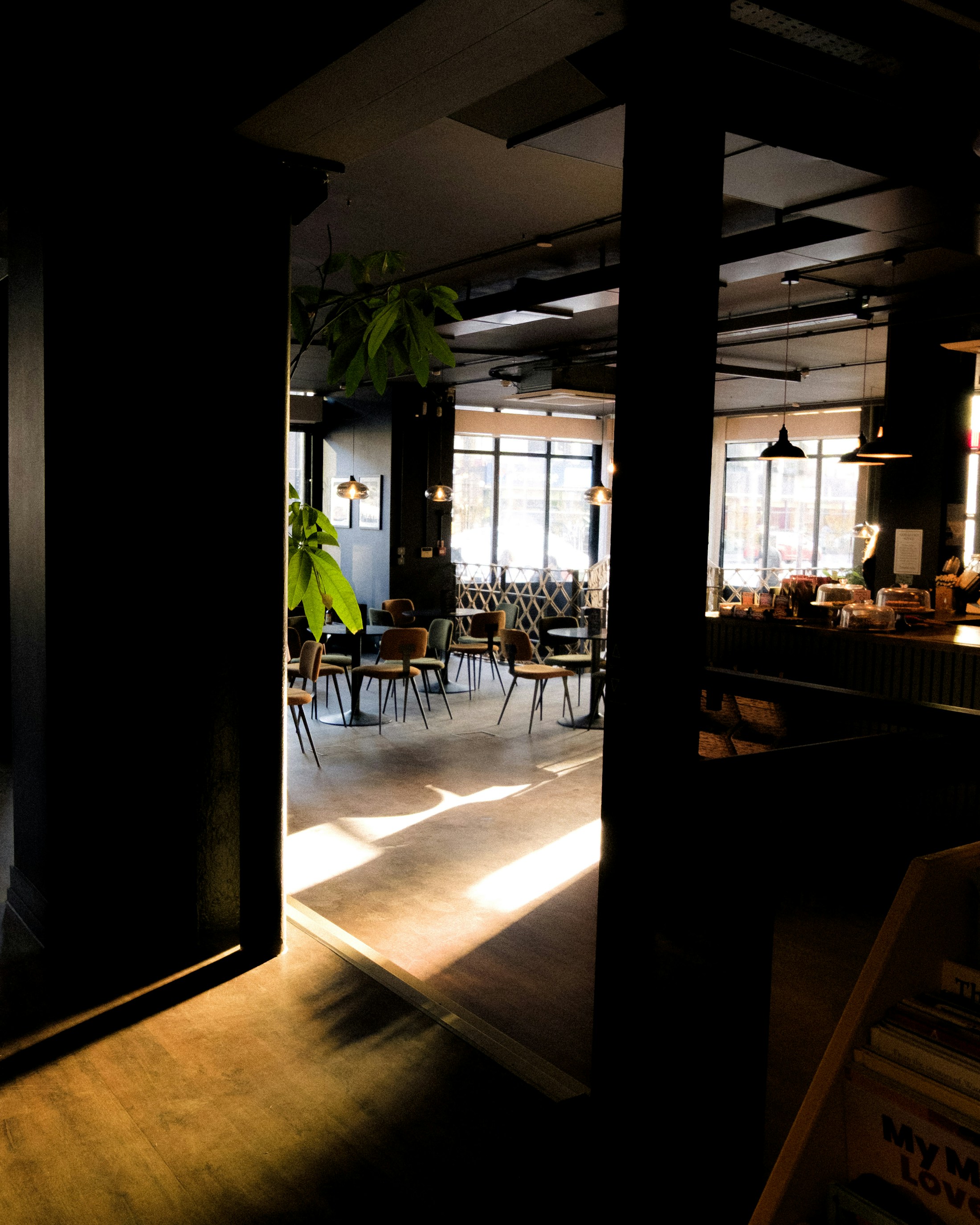 Sollys falder ind mellem bordene i en café