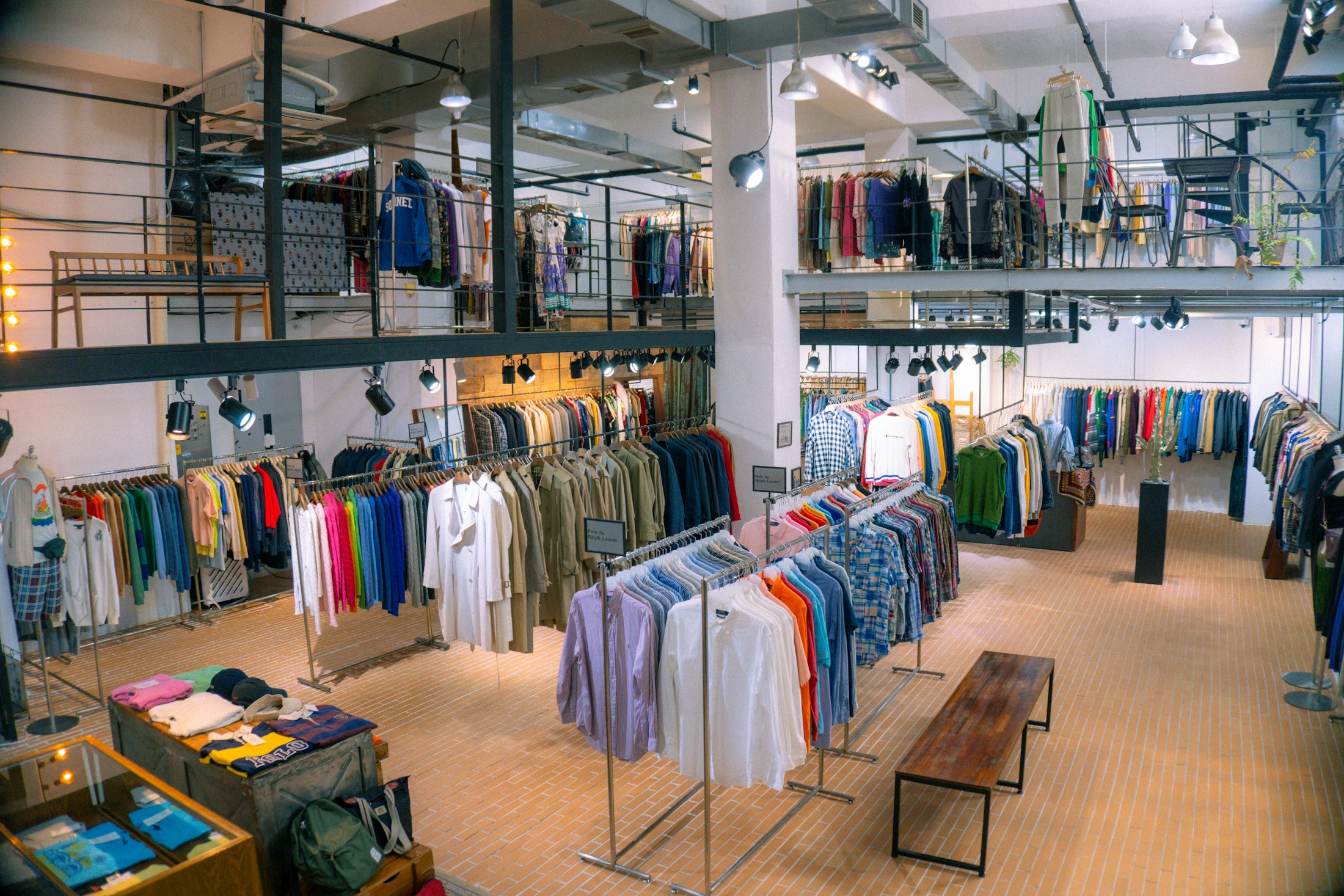 Tøjstativer og udvalgte varer i en lys tøjbutik